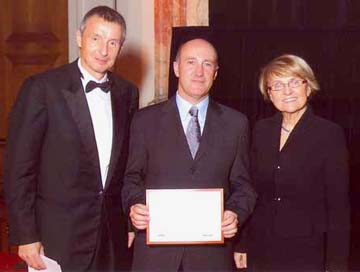 Carlos Martí, socio fundador da empresa galega, recibindo o diploma en Viena
