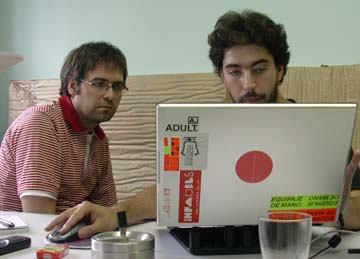 O equipo de Escoitar, traballando