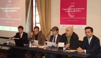 Daniel Salgado, David Martínez (moderador, director de Voz Audiovisual), Ricardo Vaca, Antón Reixa e José María Pérez Bazús, responsable de Organismos e Instituciones de Caixanova en Santiago