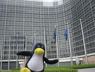 Tux_perante_a_Comision_Europa_visto_no_caderno_de_Xesc_en_Flickr.jpg