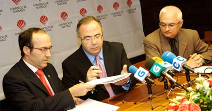 Senén Barro e Xosé Sánchez Bugallo asinaron o convenio en presenza do xerente do Consorcio Xosé Manuel Villanueva