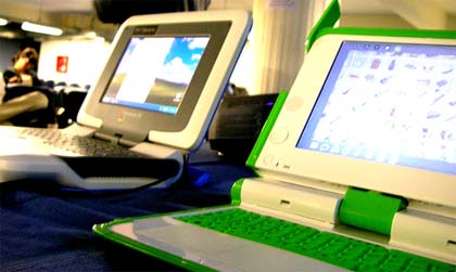 O Classmate PC de Intel xunto a un portátil XO do proxecto OLPC