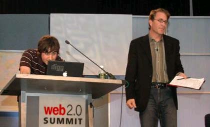 Kevin Rose e John Battelle durante unha conferencia conxunta