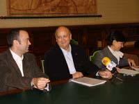 Os concelleiros de Turismo e de Casco Histórico xunto co xerente de Coremain o 16 de decembro de 2006 durante a presentación do proxecto