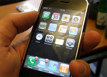 iphone_man.jpg