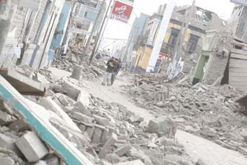 Imaxe das rúas de Pisco, logo do terremoto, vista no caderno de Reyson