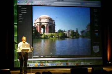 Loiacano durante a apertura do congreso Photoshop World