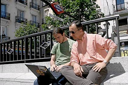 O director da revista Zero e o responsable de marketing de FON España proban a conexión Wi-Fi na Praza de Chueca