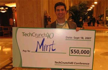 Aaron Patzer sostendo o cheque do seu premio