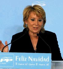 A presidenta da Comunidade de Madrid anunciando as medidas contra Telefónica Móviles