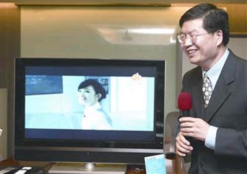Jerry Shen presentando o E-TV