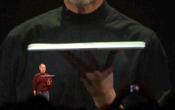 Steve Jobs amosando o novo MacBook Air