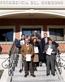 Representantes da asociación Todoscontraelcanon fronte á Moncloa