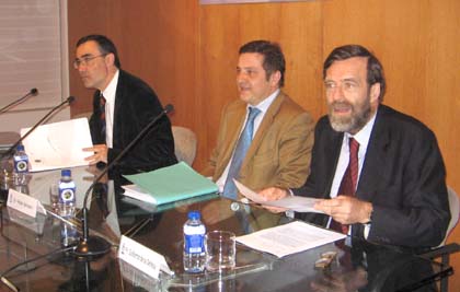 Felipe Serrano (no centro) e Guillermo de la Dehesa (á dereita) estiveron hoxe no CCG
