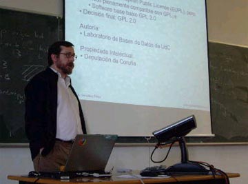 Pedro A. González presentando o proxecto GisEIEL durante as VIII Xornadas de Software Libre