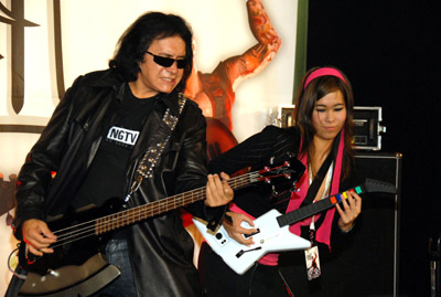 Kelly TipperQueen Law-Yone tocando a guitarra virtual xunto a Gene Simmons