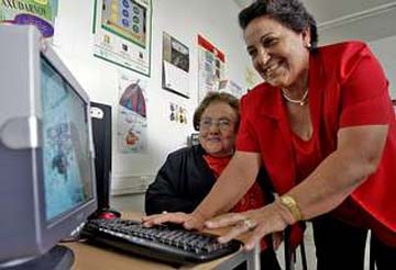 As dúas blogueiras teenses na aula de informática de A Ramallosa