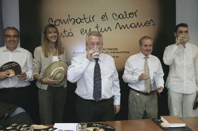 Soria cos presentadores do prognóstico do tempo en varias canles de televisión