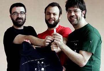 Tres membros de Nouvelle Cuisine posan para La Voz co novo disco-camiseta.