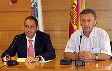 Dopico e García Cousa anunciando hai un ano a chegada de R a Arzúa