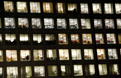 Típico caso de gasto innecesario: oficinas acesas sen ninguén traballando nelas.