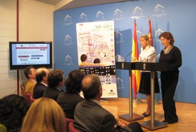 As conselleiras de Presidencia e Administracións Públicas, María Pedro Reverte, e de Sanidade e Consumo, María Ánxeles Palacios, presentando o novo servizo de cita previa en Atención Primaria a través da TDT