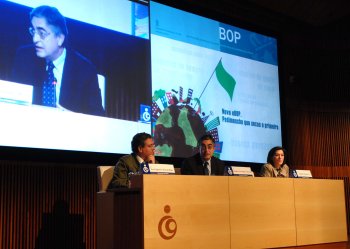 Salvador Fernández Moreda presentando o novo boletín electrónico na Fundación Caixa Galicia de A Coruña