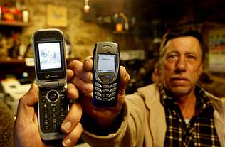 Veciños de Covelo demostrando que xa teñen cobertura de telefonía móbil
