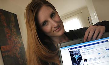 Caitlin Batman Shaw tivo que insistir durante 3 semanas para que o seu apelido de solteira puidese figurar en Facebook