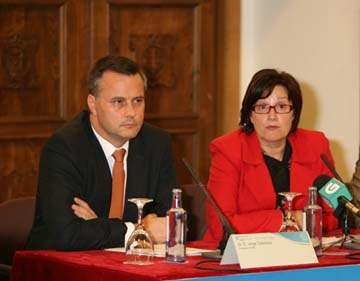 Jorge Cebreiros e Marisol López, na presentación dunha campaña para a galeguización dos móbiles