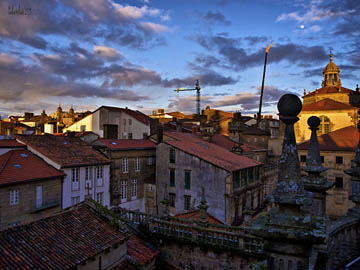Na imaxe, os tellados da cidade vella de Compostela vistos por Isidro Cea.