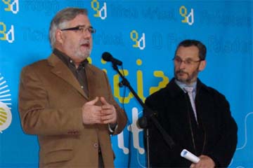 O subdirector xeral de Telecomunicación e Audiovisual da Secretaría Xeral de Comunicación, Manuel Conde Mouzo, e o tenente de alcalde de Celanova, José María Rodríguez Alvarez, inauguraron a exposición Galiciadixital