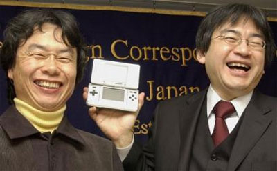 Directivos de Nintendo co primeiro modelo de Nintendo DS