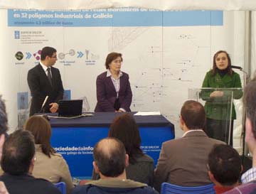 Representantes de R e da Consellaría de Innovación e Industria presentaron a nova rede WiMAX acompañados pola alcaldesa de Melide