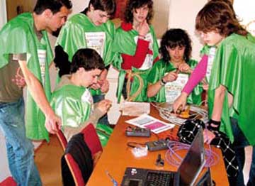 Imaxe publicada por El Progreso de varios mozos participando na competición tecnolóxica