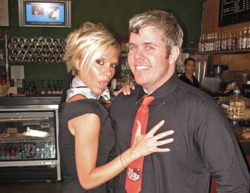 Mario Lavandeira posando con Victoria Beckham