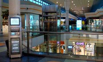 Punto de recarga nun centro comercial coruñés
