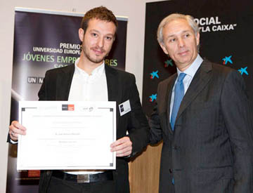 Juan Merodio, fundador da web, recibindo un premio da Universidade Europea de Madrid