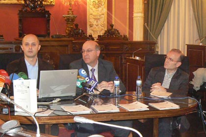 Tomás Cotos, á esquerda, durante a presentación do informe