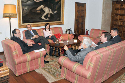Reunión mantida en San Xerome sobre as vantaxes comunicativas da iniciativa, foto de Santi Alviite