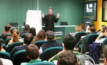O relator Íñigo Sáenz nunha actividade recente na Universidade Europea Miguel de Cervantes