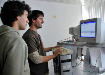 Voluntarios de GRUVI poñendo a punto computadores de segunda man