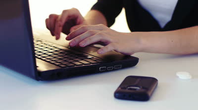 muller_traballando_computador-3.jpg